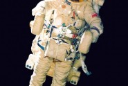 U februaru 1990. kosmonauti A. Viktorenko i A. Serebrov su u kosmosu testirali uređaj СПК 21КС, obletevši njime čitavu stanicu „Мир“. Avaj, uređaj, od strane novinara nazvan „kosmički motocikl“, pokazao se kao prilično neudoban. Po rečima Serebrova, „ukoliko se kosmonaut čvrsto držao za komande, onda ništa nije mogao da uradi sa teretom, tako da je korišćenje СПК za transport bio nemoguć ...“